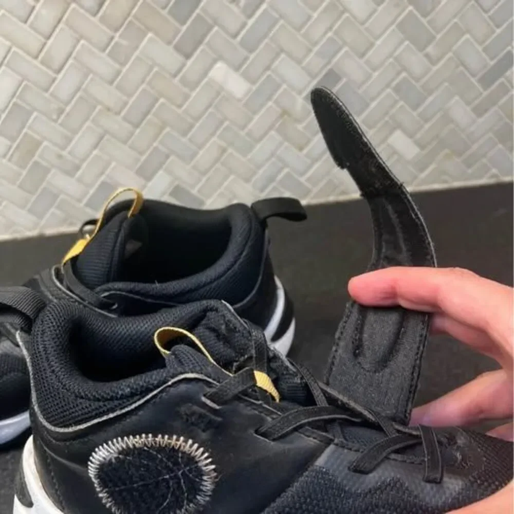 Boy’s size 3 Nike Team Hustle basketball shoes